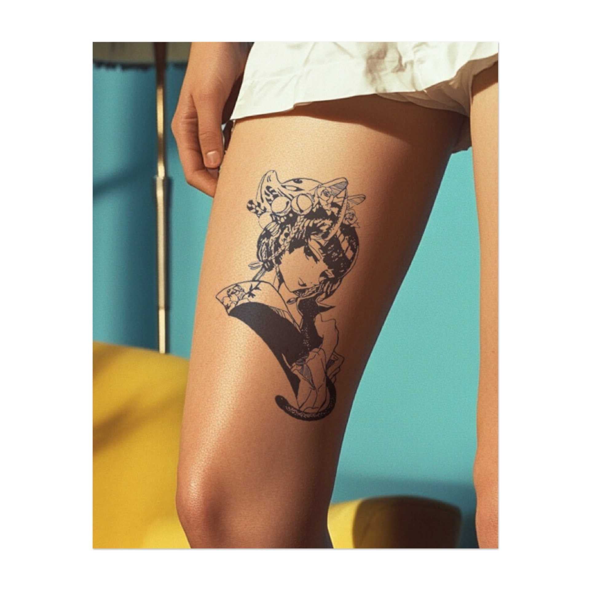 Un'elegante geisha con orecchie da gatto, circondata da delicati fiori e dettagli tradizionali giapponesi. Combinando l'eleganza di una geisha con il fascino giocoso di un gatto, questo tatuaggio è perfetto per chi apprezza sia la bellezza che il simbolismo unico.