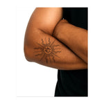 Un sole splendidamente dettagliato con un volto, i cui raggi si diffondono in intricati motivi. Questo tatuaggio simboleggia positività, energia e illuminazione ed è perfetto per chi apprezza la luce, la crescita e una visione ottimistica della vita.