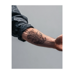 Un'ancora con una corda e una rosa dei venti al centro. Questo tatuaggio nautico, con il suo stile pulito e dettagliato, simboleggia forza e guida, ricordandoti di rimanere fermo e di trovare la tua strada.