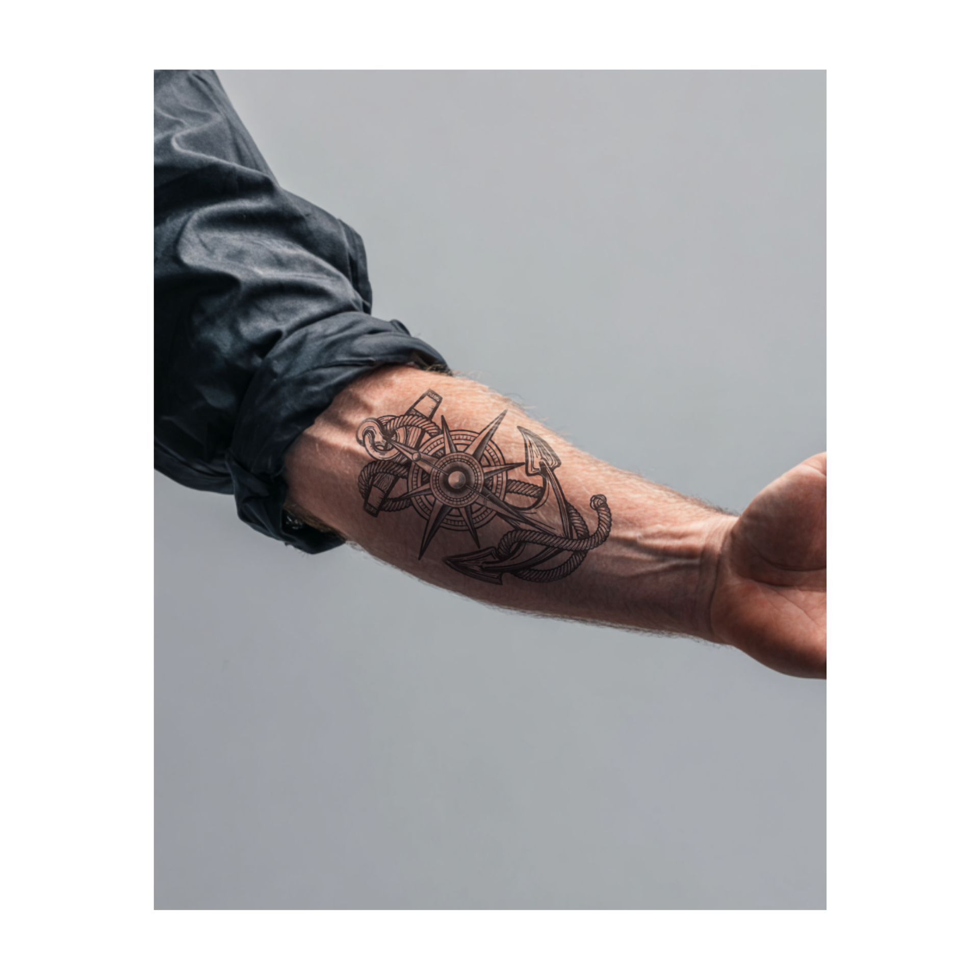 Un'ancora con una corda e una rosa dei venti al centro. Questo tatuaggio nautico, con il suo stile pulito e dettagliato, simboleggia forza e guida, ricordandoti di rimanere fermo e di trovare la tua strada.