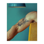 Un grazioso angelo che fluttua con le ali spiegate e tiene in mano un oggetto simbolico. Questo tatuaggio rappresenta purezza, protezione e guida divina ed è una splendida scelta per chi si sente connesso a poteri superiori e forza spirituale.