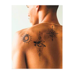 Una serie di tatuaggi celestiali raffiguranti il sole, una bussola e simboli planetari. Questi disegni rappresentano la scoperta, l'universo e la guida delle stelle. Perfetti per chi cerca avventura, scoperta e una connessione più profonda con l'universo.