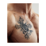 Due mani in preghiera davanti a una croce dettagliata con linee luminose. Questo tatuaggio realistico simboleggia fede, speranza e fiducia, ricordandoti di rimanere forte e di credere ogni giorno.