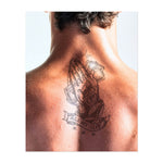 Mani giunte che tengono soldi con le parole "Lucky Ones" e "All My Life" in un audace stile vintage. Questo disegno simboleggia gratitudine, felicità e la convinzione che la fortuna giochi un ruolo chiave nel percorso della vita. Ideale per chi abbraccia positività e prosperità.