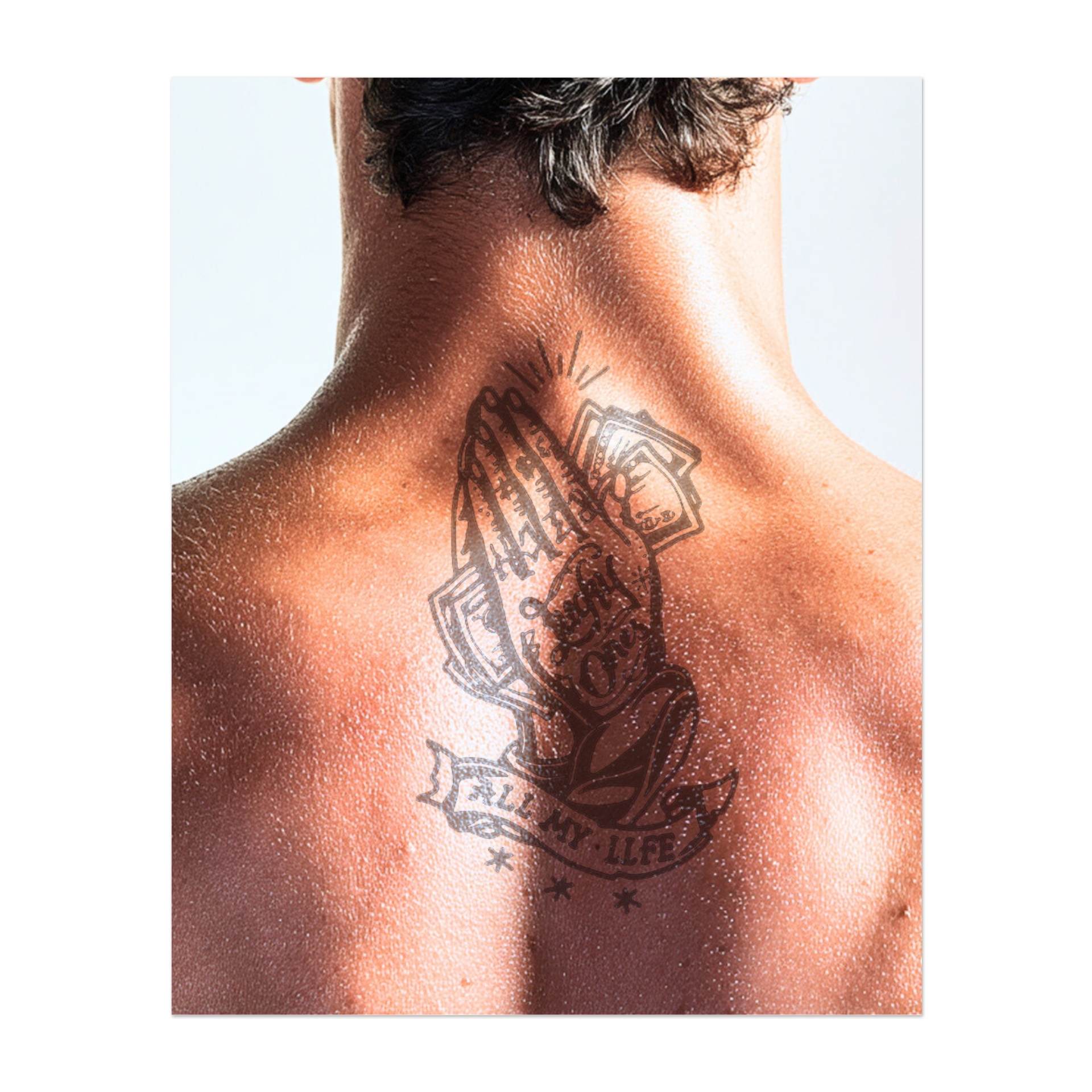 Mani giunte che tengono soldi con le parole "Lucky Ones" e "All My Life" in un audace stile vintage. Questo disegno simboleggia gratitudine, felicità e la convinzione che la fortuna giochi un ruolo chiave nel percorso della vita. Ideale per chi abbraccia positività e prosperità.