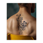 Mani giunte che tengono una corona, con catene e un diamante sotto. Questo disegno simboleggia fede, regalità e forza, ricordandoci il valore della ricchezza spirituale e materiale. Perfetto per chi cerca equilibrio e potere nella vita.