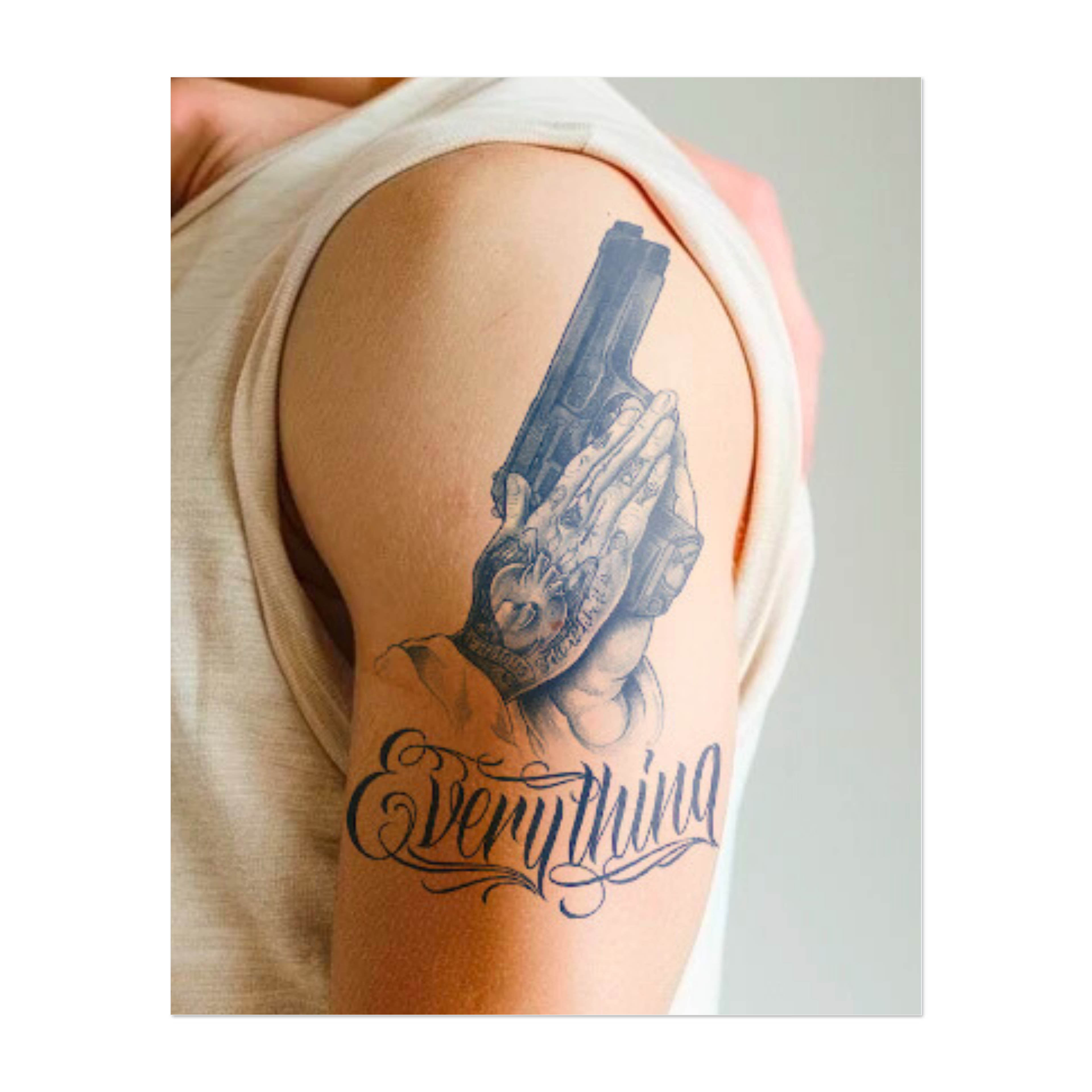 Una mano che impugna una pistola, con dettagli intricati sulla mano e la parola "All" sotto. Questo disegno simboleggia il controllo, il potere e il peso delle decisioni. Perfetto per chi sente il peso delle proprie azioni e decisioni nella vita.
