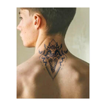 Una testa di ariete con corna forti e ricurve che ricordano quelle di un diavolo. Le corna simboleggiano potere, difesa e resilienza, mentre i lineamenti affilati le conferiscono un'aura intensa e ribelle. Perfetta per chi abbraccia la forza e uno spirito coraggioso e indomito.