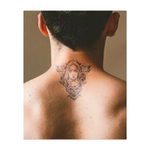 Una donna dall'espressione seria, circondata da rose, un teschio e corna. Questo disegno simboleggia l'equilibrio tra bellezza e oscurità, tristezza e forza. Perfetto per chi incarna sia l'eleganza che la resilienza.