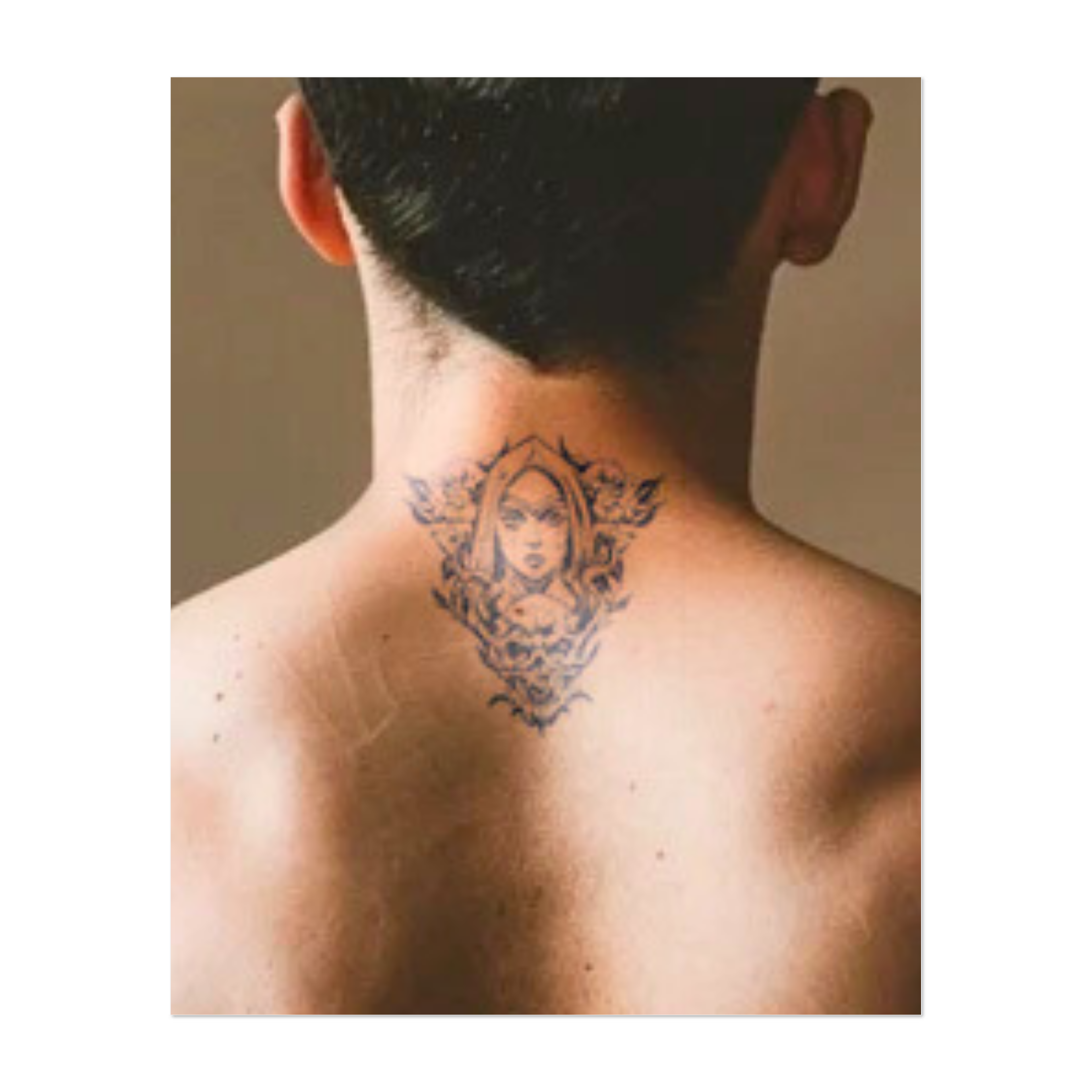 Una donna dall'espressione seria, circondata da rose, un teschio e corna. Questo disegno simboleggia l'equilibrio tra bellezza e oscurità, tristezza e forza. Perfetto per chi incarna sia l'eleganza che la resilienza.