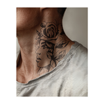 Il volto di una donna si fonde con una rosa e delle foglie in uno stile pulito e minimalista. Questo tatuaggio unisce bellezza e natura, invitandoti a rimanere forte e a sbocciare dolcemente.