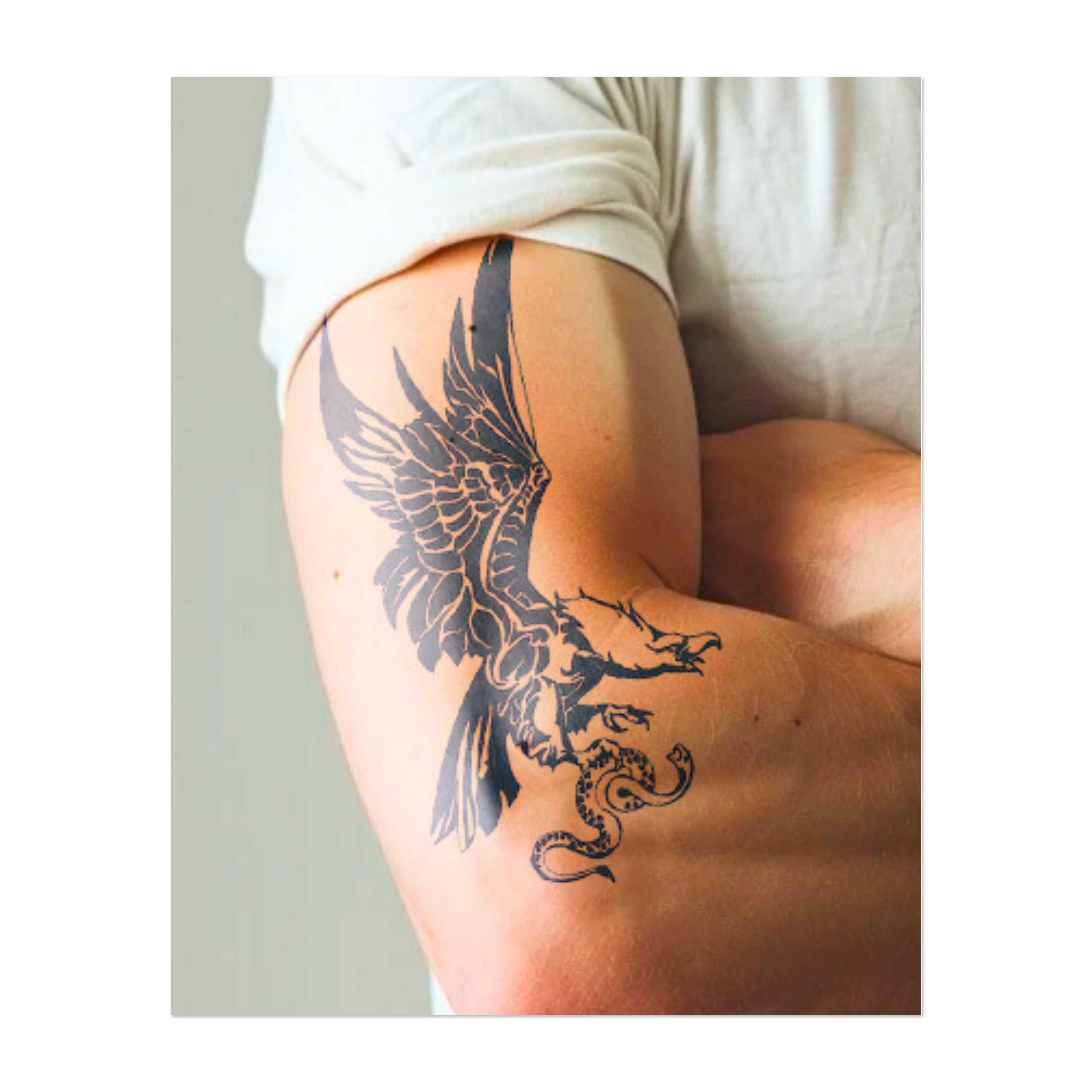 Un'aquila in volo che tiene un serpente tra gli artigli. Il disegno simboleggia la libertà, la forza e l'istinto di superare le sfide. Perfetto per chi incarna lo spirito di un feroce predatore e il coraggio di affrontare qualsiasi ostacolo.