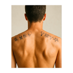 Una gamma di disegni di teschi, tra cui teschi interi e teschi di animali, che mostrano diverse angolazioni e stili. Questi tatuaggi simboleggiano la mortalità, la forza e la bellezza selvaggia della vita e della morte. Perfetti per chi abbraccia il concetto della transitorietà della vita e il potere degli spiriti animali.