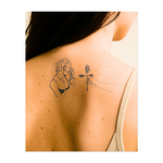 Una mano che porge una rosa a una donna sdraiata in pace. Questo disegno simboleggia l'amore, la bellezza e il dono, catturando un momento tenero e romantico. Perfetto per chi apprezza l'affetto e la quieta bellezza della connessione.