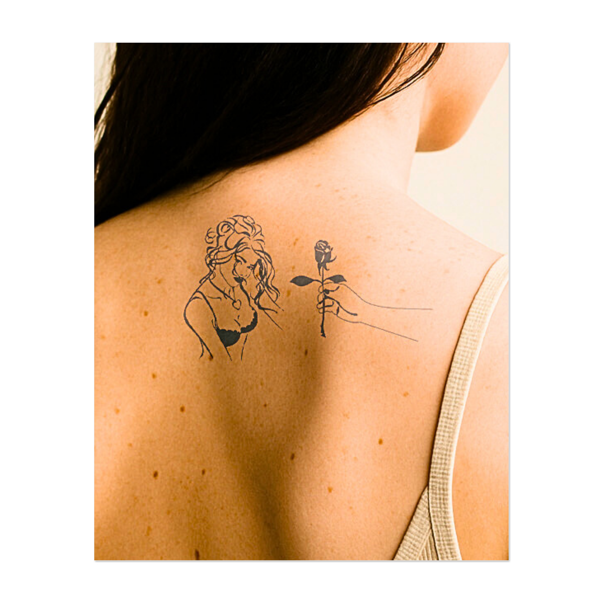 Una mano che porge una rosa a una donna sdraiata in pace. Questo disegno simboleggia l'amore, la bellezza e il dono, catturando un momento tenero e romantico. Perfetto per chi apprezza l'affetto e la quieta bellezza della connessione.