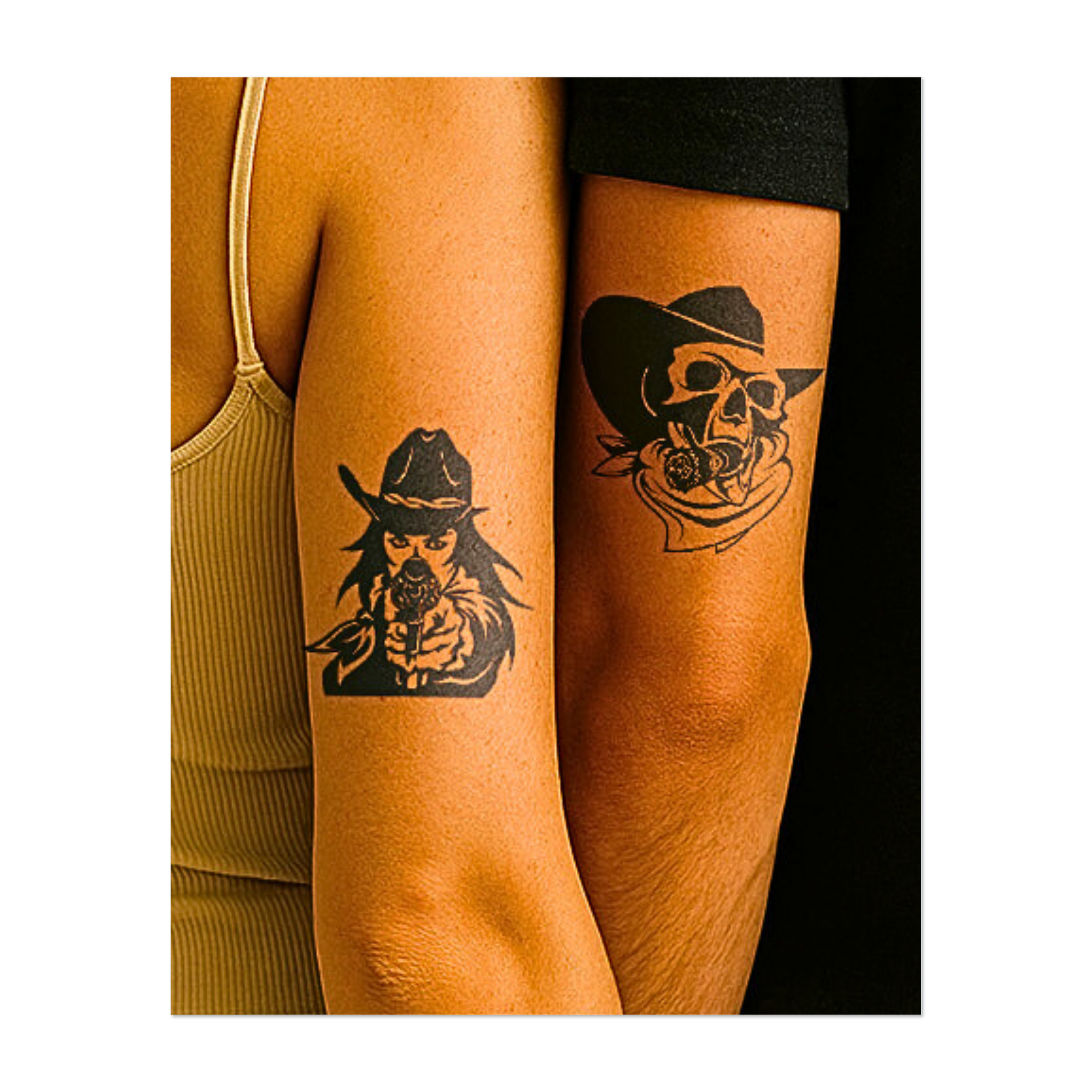 Due figure, entrambe con cappello e armi, una con una rosa e l'altra con un teschio e un sigaro. Queste creazioni rappresentano l'equilibrio tra rudezza e bellezza, catturando lo spirito ribelle e il dualismo tra vita e morte. Perfette per chi abbraccia sia la forza che il mistero.