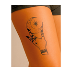 Un tatuaggio mistico raffigurante una mano che regge una falce di luna circondata da stelle sparse. Questo disegno simboleggia la connessione con l'universo, la magia e la bellezza della notte. Perfetto per chi sente una profonda connessione con il cosmo e i misteri delle stelle.