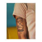 Una clessidra decorata circondata da simboli celesti come il sole, la luna e le stelle, incastonati in una cornice geometrica. Questo design simboleggia il passare del tempo, l'equilibrio e la connessione tra il cosmo e le nostre vite. Perfetto per chi apprezza la natura fugace del tempo e i misteri dell'universo.