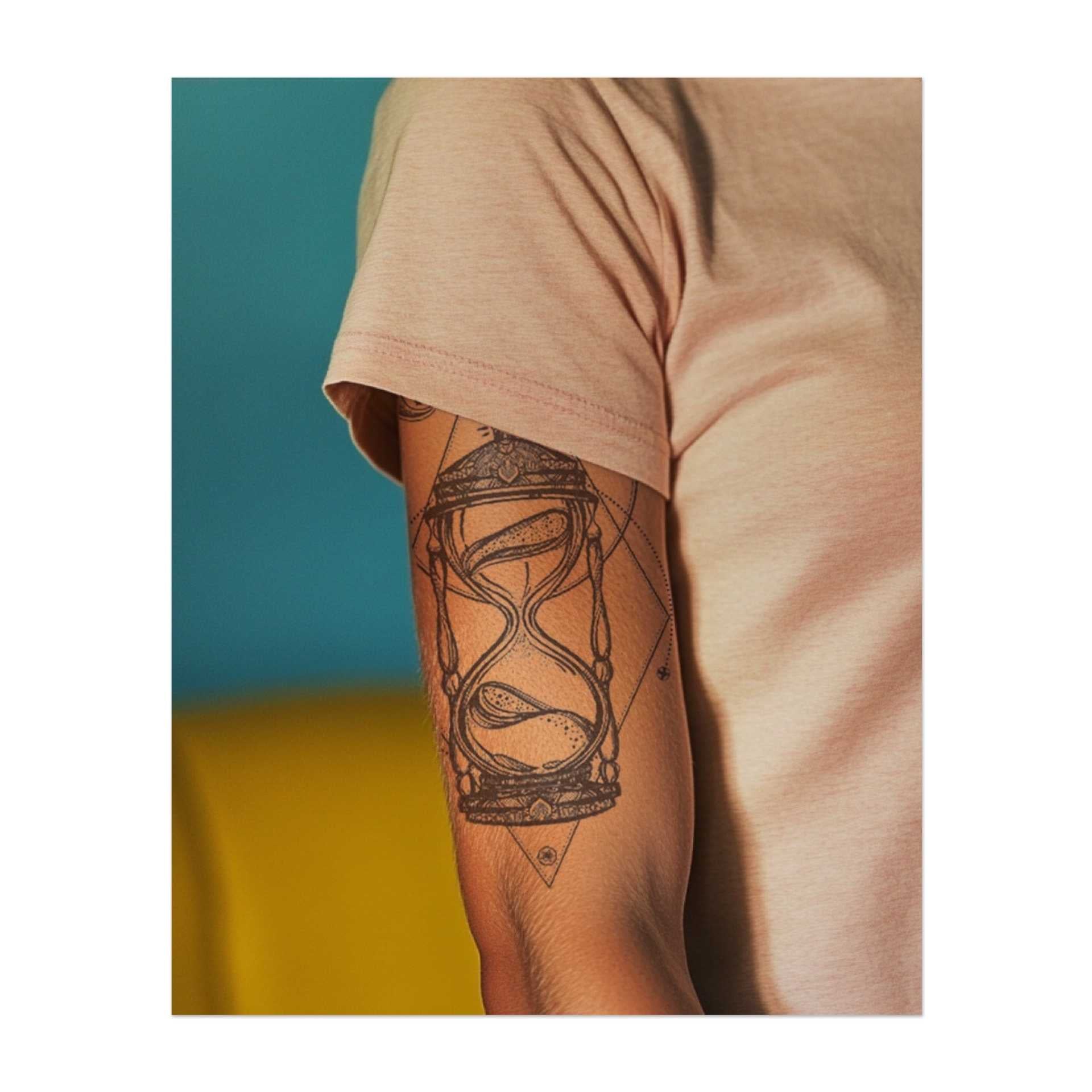 Una clessidra decorata circondata da simboli celesti come il sole, la luna e le stelle, incastonati in una cornice geometrica. Questo design simboleggia il passare del tempo, l'equilibrio e la connessione tra il cosmo e le nostre vite. Perfetto per chi apprezza la natura fugace del tempo e i misteri dell'universo.