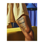 Un tatuaggio geometrico raffigurante un volto pensieroso con linee elaborate e una corona d'alloro, simbolo di saggezza, intelletto e introspezione. Questo disegno riflette l'equilibrio tra forza e vulnerabilità, perfetto per chi apprezza la riflessione profonda e la crescita personale.