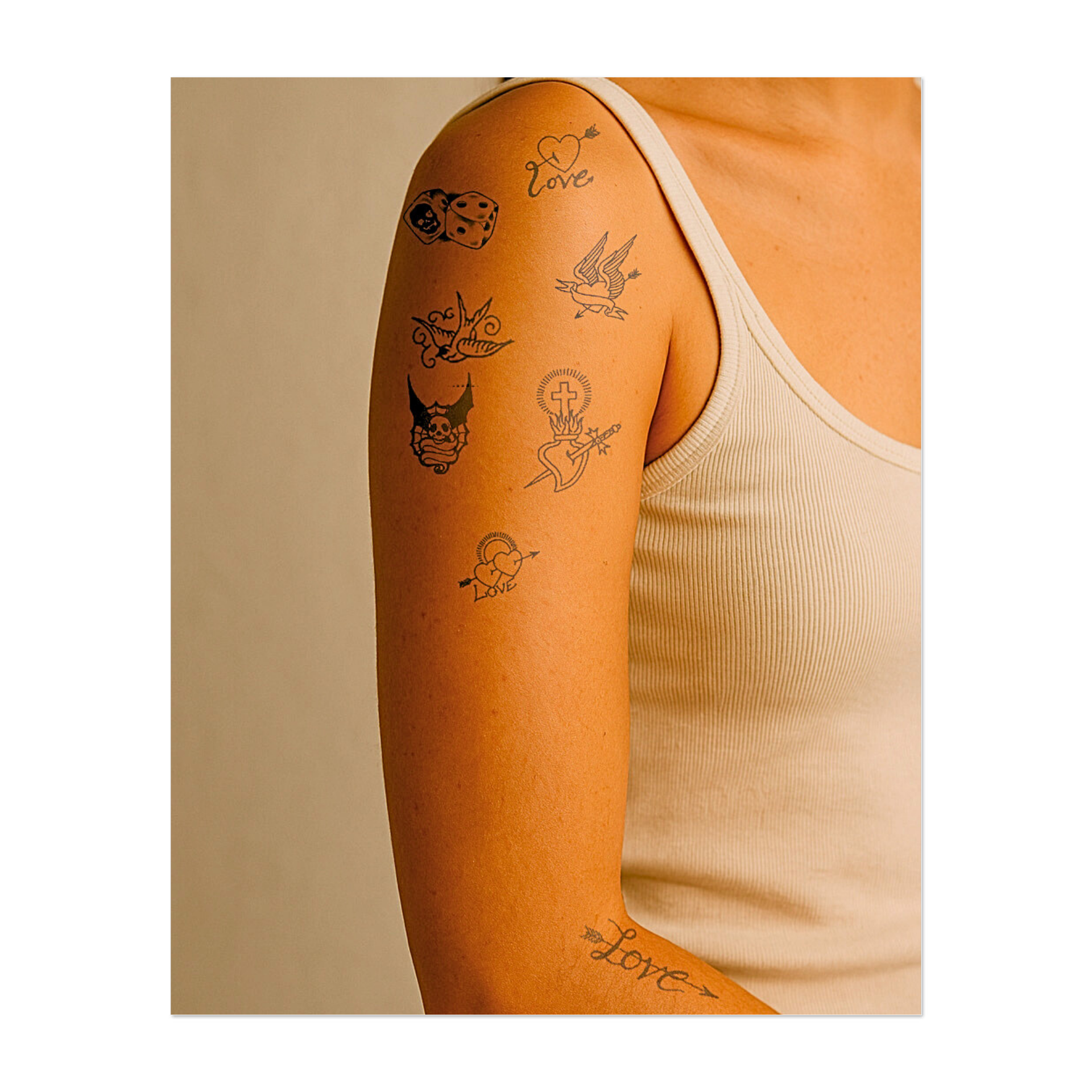 Una collezione di simboli dell'amore e del caso, come dadi, uccelli, cuori, spade e teschi. Ogni disegno è collegato a una freccia o alla parola "Amore" e cattura l'essenza della passione, del destino e del romanticismo. Perfetto per chi apprezza l'amore in tutte le sue forme e il brivido dell'imprevedibilità della vita.