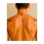 Uccelli in volo, una stella e un fucile d'assalto, con la scritta "Come and Take It" (Vieni e prendilo). Questo disegno rappresenta la sfida, la libertà e la forza di difendere le proprie convinzioni. Perfetto per chi apprezza l'indipendenza, la libertà e la resilienza.