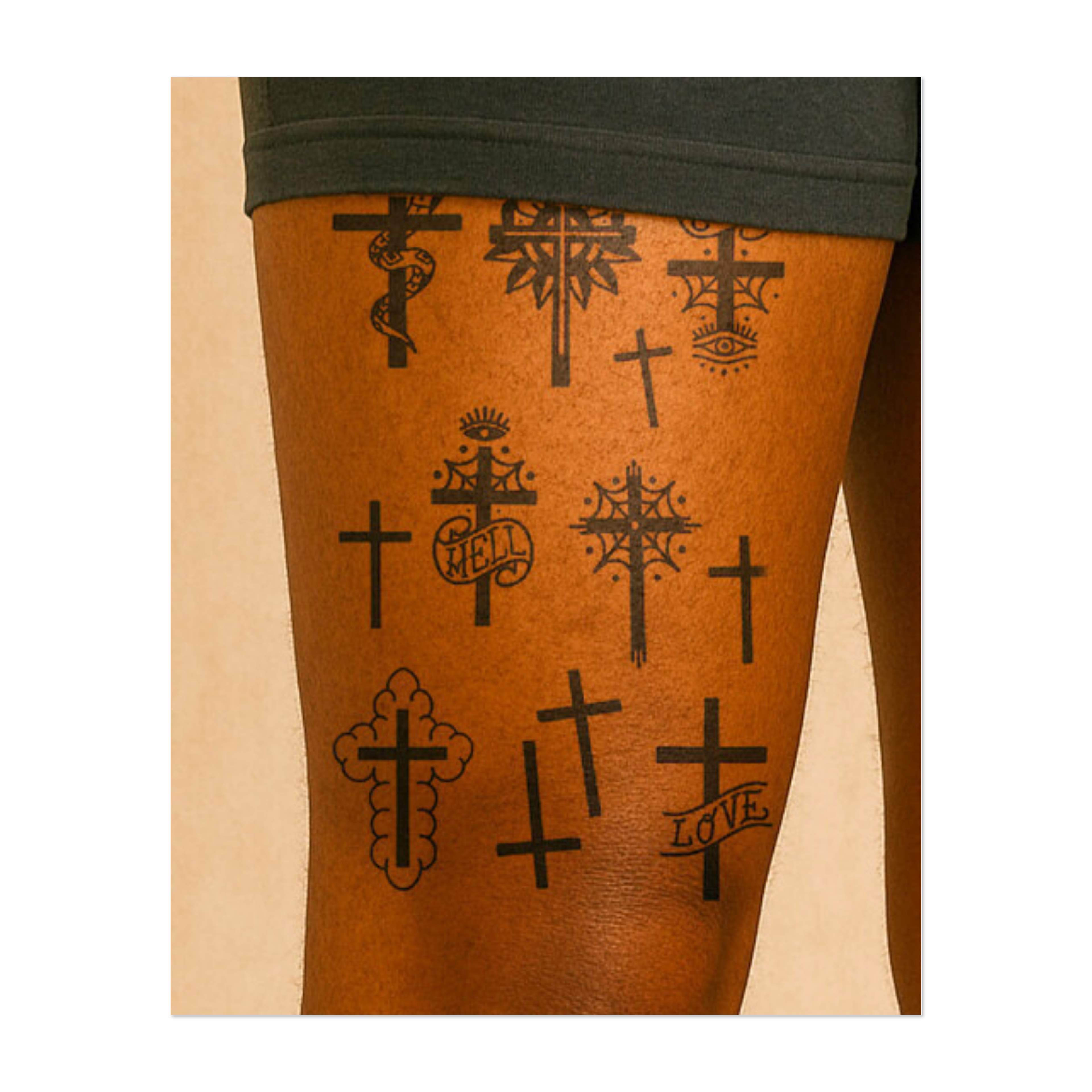 Una serie di croci in vari stili, che spaziano da disegni elaborati con serpenti e occhi a croci più semplici con parole come "Amore" e "Inferno". Ogni simbolo riflette un diverso aspetto della spiritualità, della vita e del significato personale. Ideale per chi cerca un tatuaggio che rappresenti la fede, la lotta o le convinzioni personali.