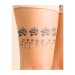 Un bouquet di splendidi tatuaggi di rose in diverse fasi di fioritura, ognuno con foglie e petali delicati e fluenti. Questo disegno simboleggia amore, bellezza e crescita ed è perfetto per chi apprezza sia l'eleganza che il simbolismo della bellezza senza tempo della natura.