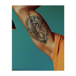 Una spada circondata da serpenti intrecciati, coronata di spine e con dettagli elaborati. Questo disegno simboleggia potere, protezione e trasformazione, e riflette sia il pericolo che la saggezza. Ideale per chi apprezza la forza e l'equilibrio tra la vita e la morte.