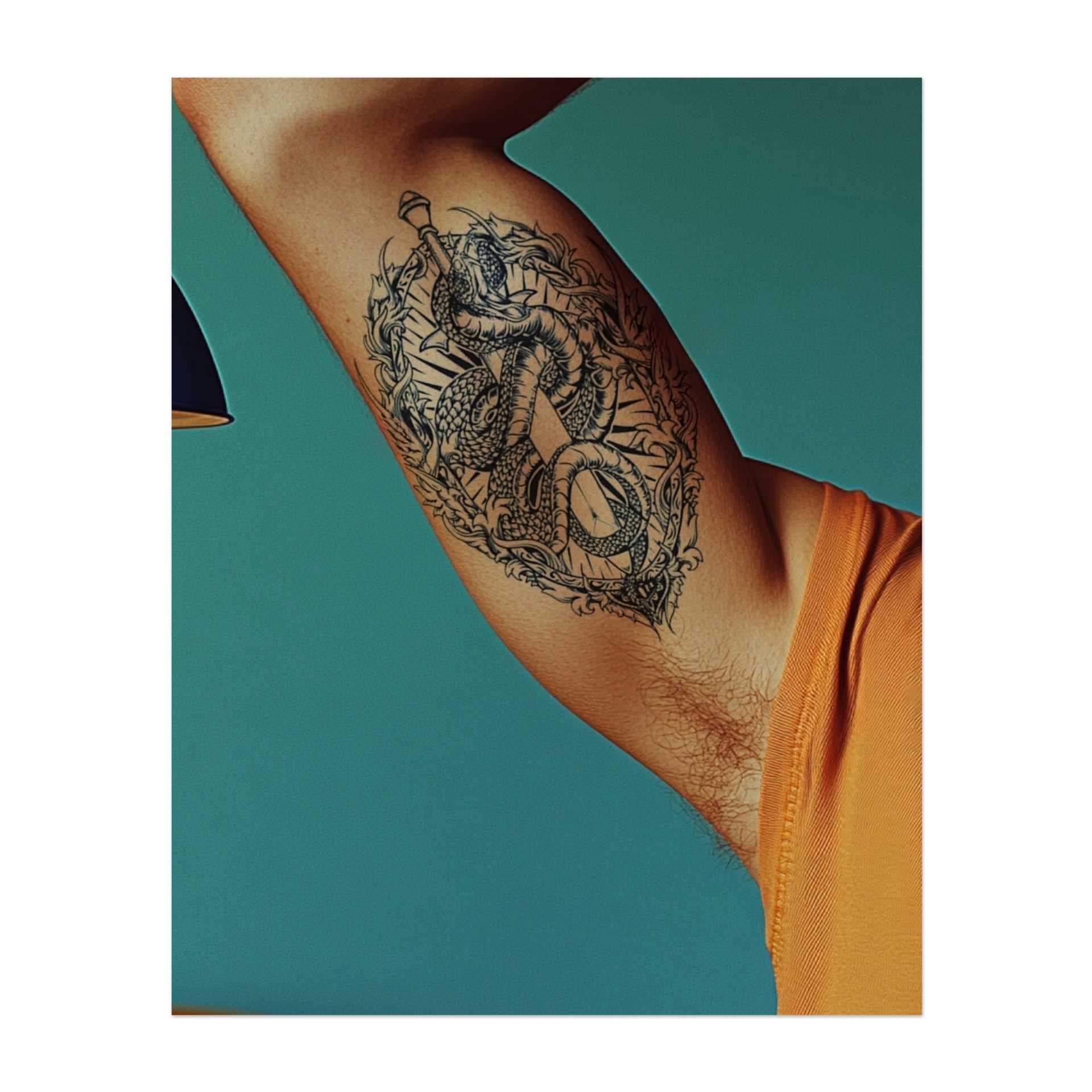 Una spada circondata da serpenti intrecciati, coronata di spine e con dettagli elaborati. Questo disegno simboleggia potere, protezione e trasformazione, e riflette sia il pericolo che la saggezza. Ideale per chi apprezza la forza e l'equilibrio tra la vita e la morte.