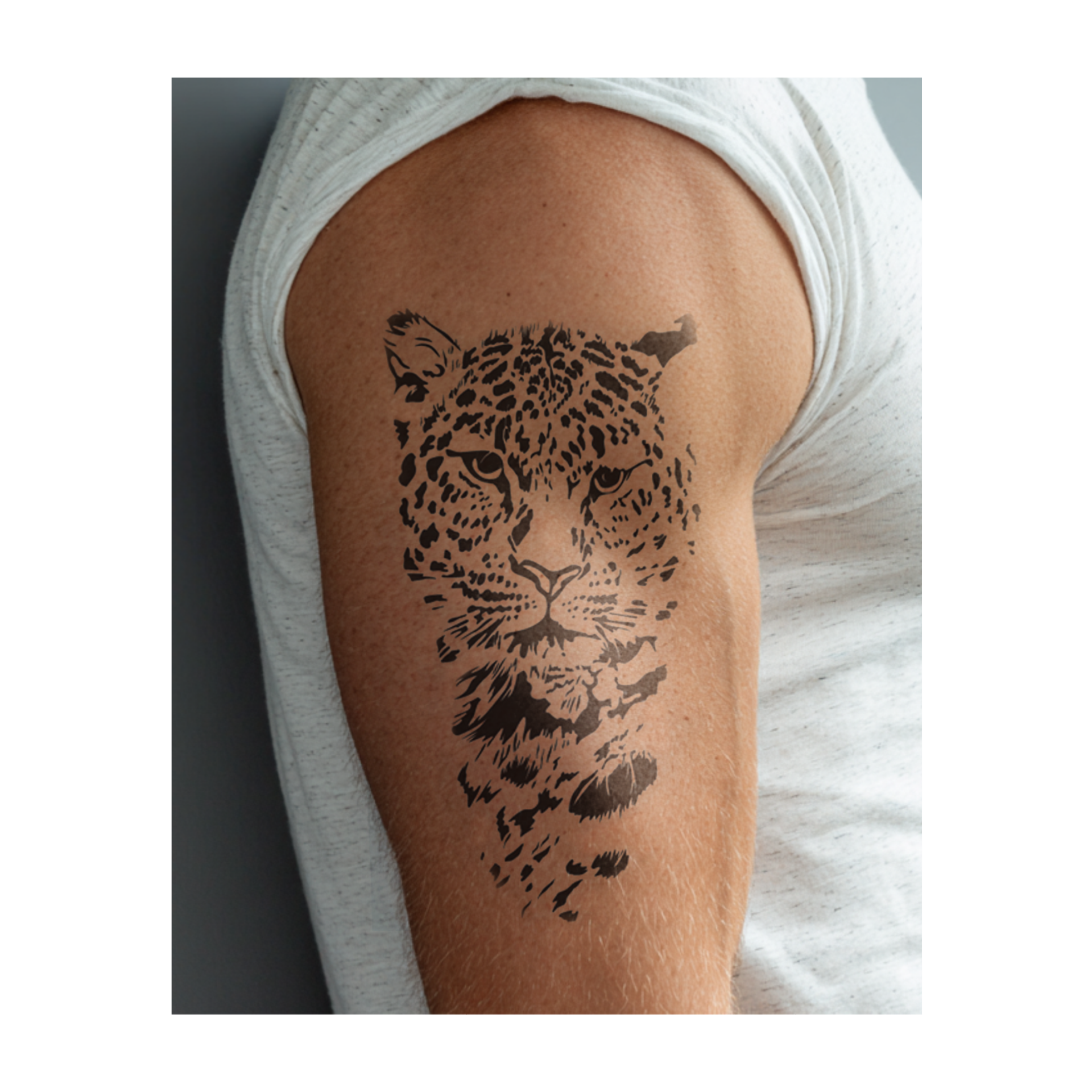 Un volto di leopardo sereno, con macchie sbiadite in uno stile pulito e minimalista. Questo tatuaggio incarna forza silenziosa e grazia, ricordandoti di rimanere concentrato e coraggioso ogni giorno.