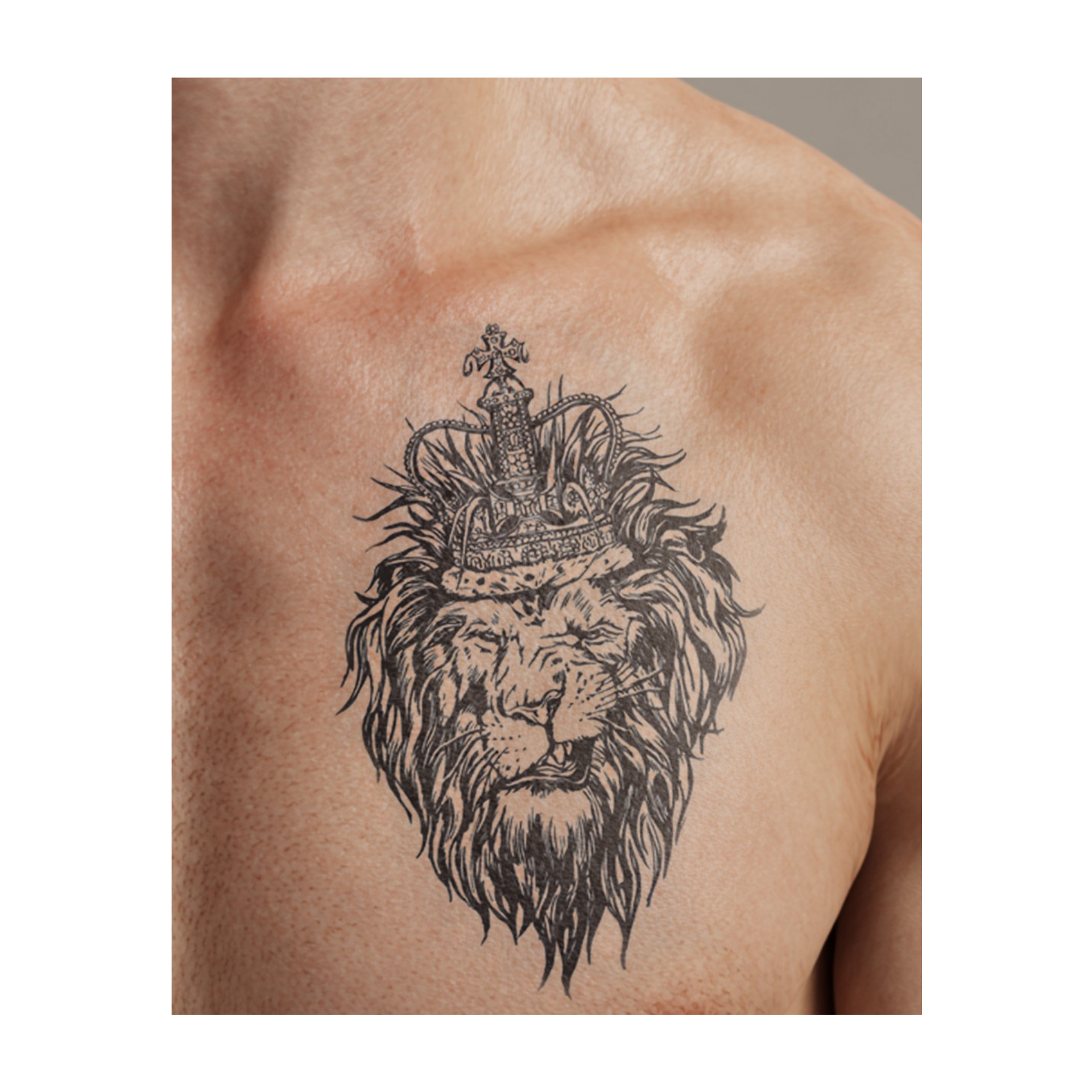 Un leone dettagliato, con un'alta corona reale, siede pacificamente con la criniera fluente. Questo tatuaggio realistico illustra forza, coraggio e potenza, ricordandoti di guidare con il cuore.