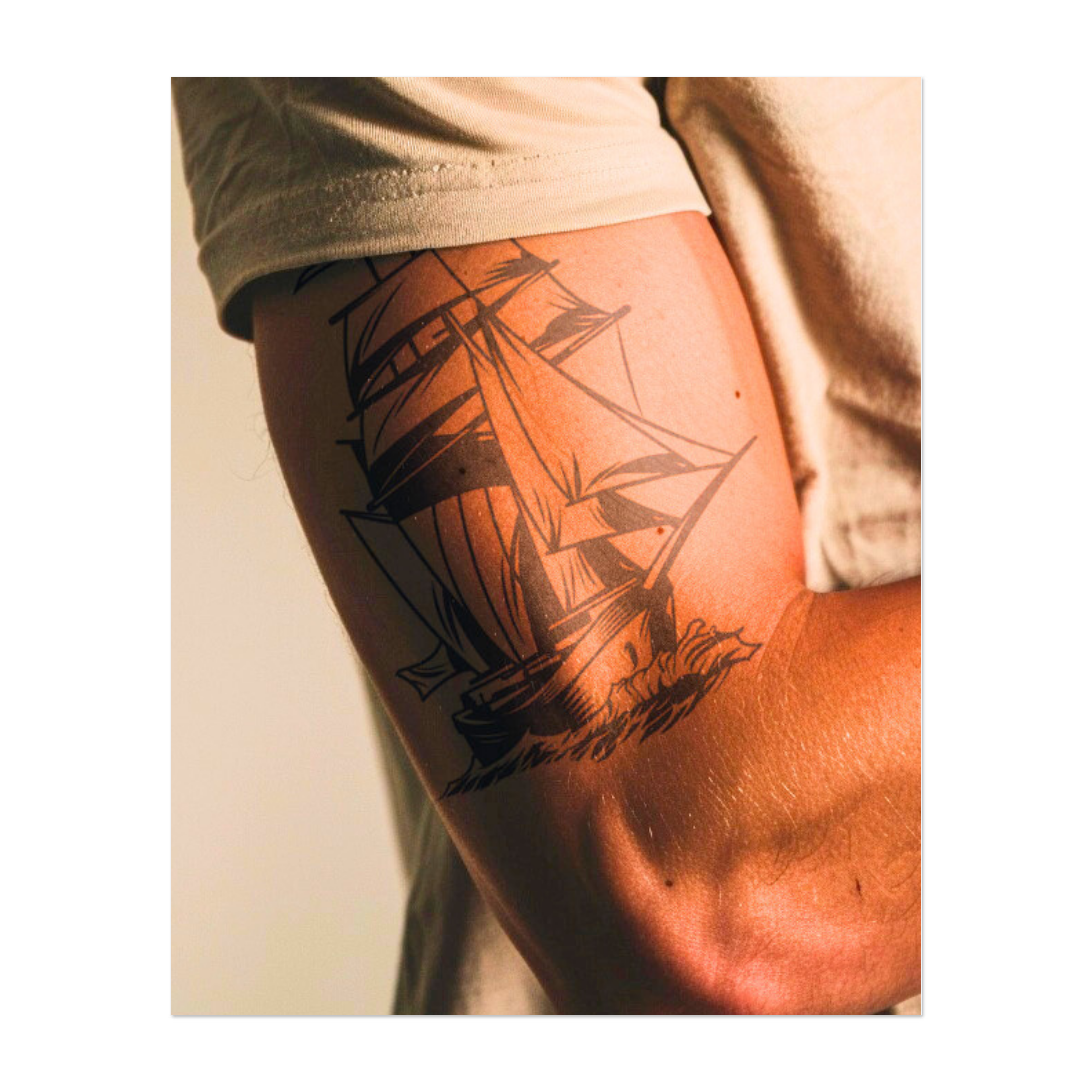 Una barca a vela con tutte le vele spiegate, che cavalca le onde. Questo disegno simboleggia l'avventura, la libertà e il viaggio che ci attende. Perfetto per chi ama la scoperta e l'avventura di navigare verso l'ignoto.