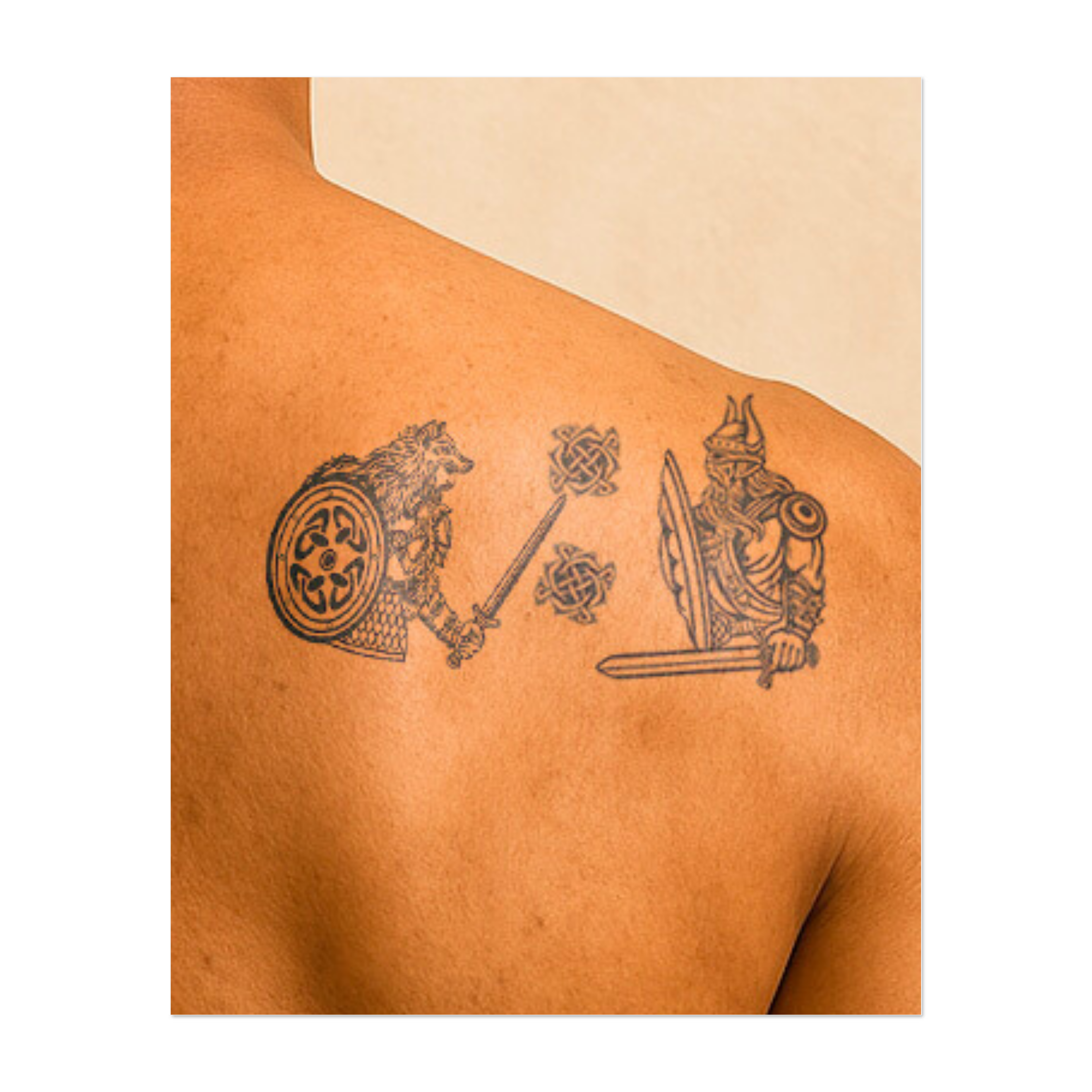 Un coraggioso vichingo in armatura con scudo e spada, e un temibile orso con uno scudo. Questi disegni rappresentano forza, coraggio e spirito guerriero. Perfetti per chi apprezza la resilienza, la protezione e la via del guerriero.