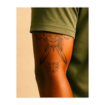 Un tatuaggio terrificante raffigurante il volto di un guerriero vichingo con due spade incrociate sotto. Il disegno rappresenta forza, onore e coraggio e simboleggia lo spirito di un guerriero pronto a combattere. Perfetto per chi abbraccia il coraggio, la lotta e l'eredità norrena.