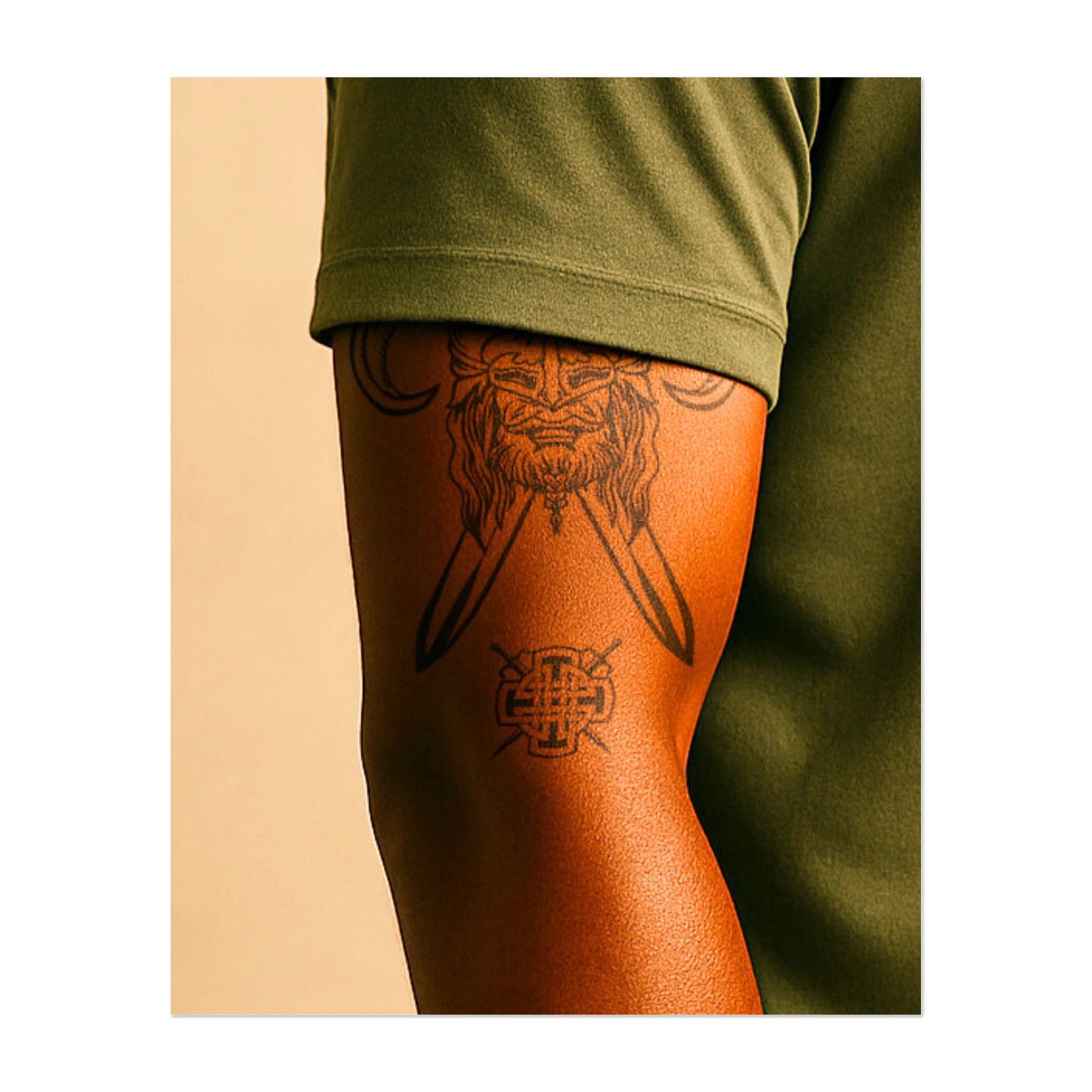 Un tatuaggio terrificante raffigurante il volto di un guerriero vichingo con due spade incrociate sotto. Il disegno rappresenta forza, onore e coraggio e simboleggia lo spirito di un guerriero pronto a combattere. Perfetto per chi abbraccia il coraggio, la lotta e l'eredità norrena.