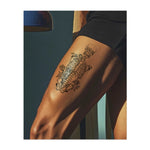 Uno scheletro dettagliato circondato da rose, a simboleggiare il delicato equilibrio tra vita e morte. I fiori rappresentano bellezza e crescita, mentre lo scheletro ci ricorda la nostra mortalità. Perfetto per chi abbraccia sia la fragilità che la bellezza dell'esistenza.