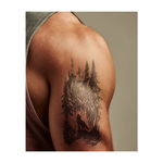 Un lupo ulula vicino a uno stagno sotto alberi alti, osservato da un gufo saggio. Questo tatuaggio realistico evoca natura, libertà e saggezza, ricordandoti di rimanere selvaggio e forte.
