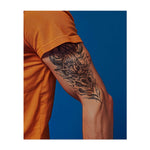 Una testa di toro con corna affilate e un minaccioso pentagramma sopra, circondato da motivi caotici e fluidi. Questo disegno simboleggia forza, aggressività e ribellione. Perfetto per chi abbraccia il proprio spirito oscuro e indomito.