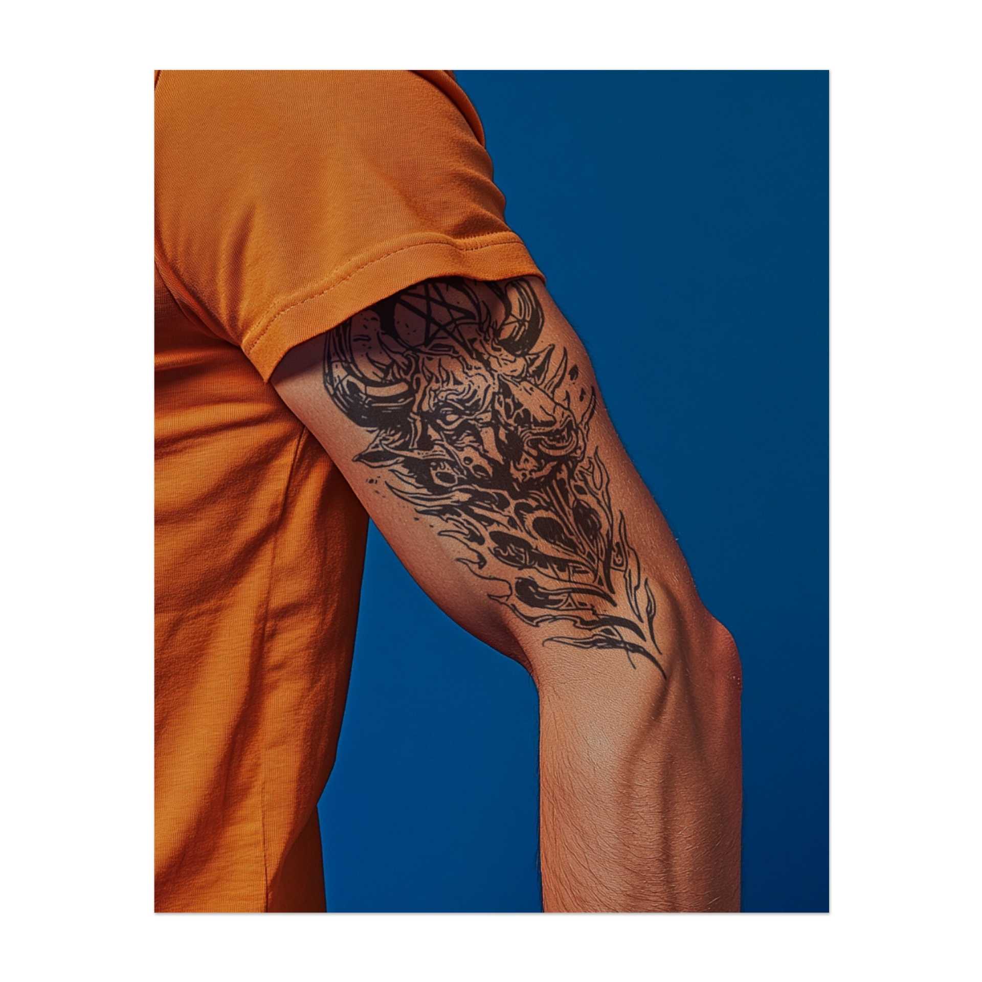 Una testa di toro con corna affilate e un minaccioso pentagramma sopra, circondato da motivi caotici e fluidi. Questo disegno simboleggia forza, aggressività e ribellione. Perfetto per chi abbraccia il proprio spirito oscuro e indomito.