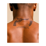 Due revolver d'epoca, dal design ricercato e dai dettagli artistici. Queste armi simboleggiano il potere, la ribellione e lo spirito del selvaggio West.