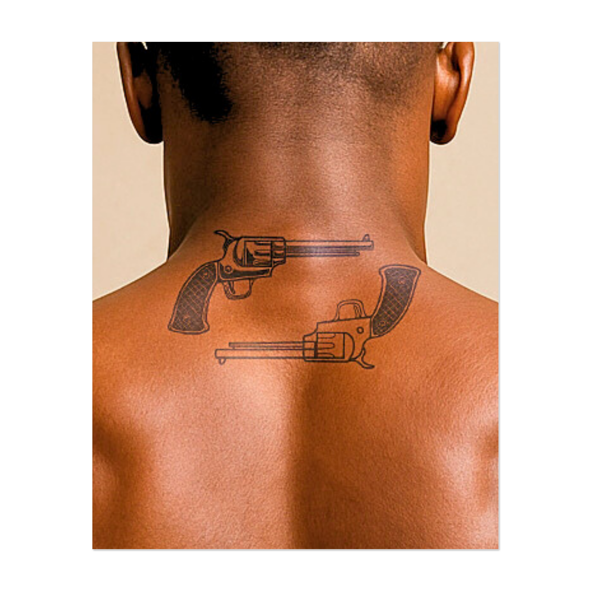 Due revolver d'epoca, dal design ricercato e dai dettagli artistici. Queste armi simboleggiano il potere, la ribellione e lo spirito del selvaggio West.