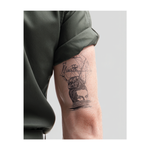 Una barca galleggia sulla testa di una persona, il cui sguardo è rivolto serenamente all'acqua. Questo tatuaggio dalla linea sottile rappresenta sogni, avventura e speranza, ricordandoti di andare avanti.