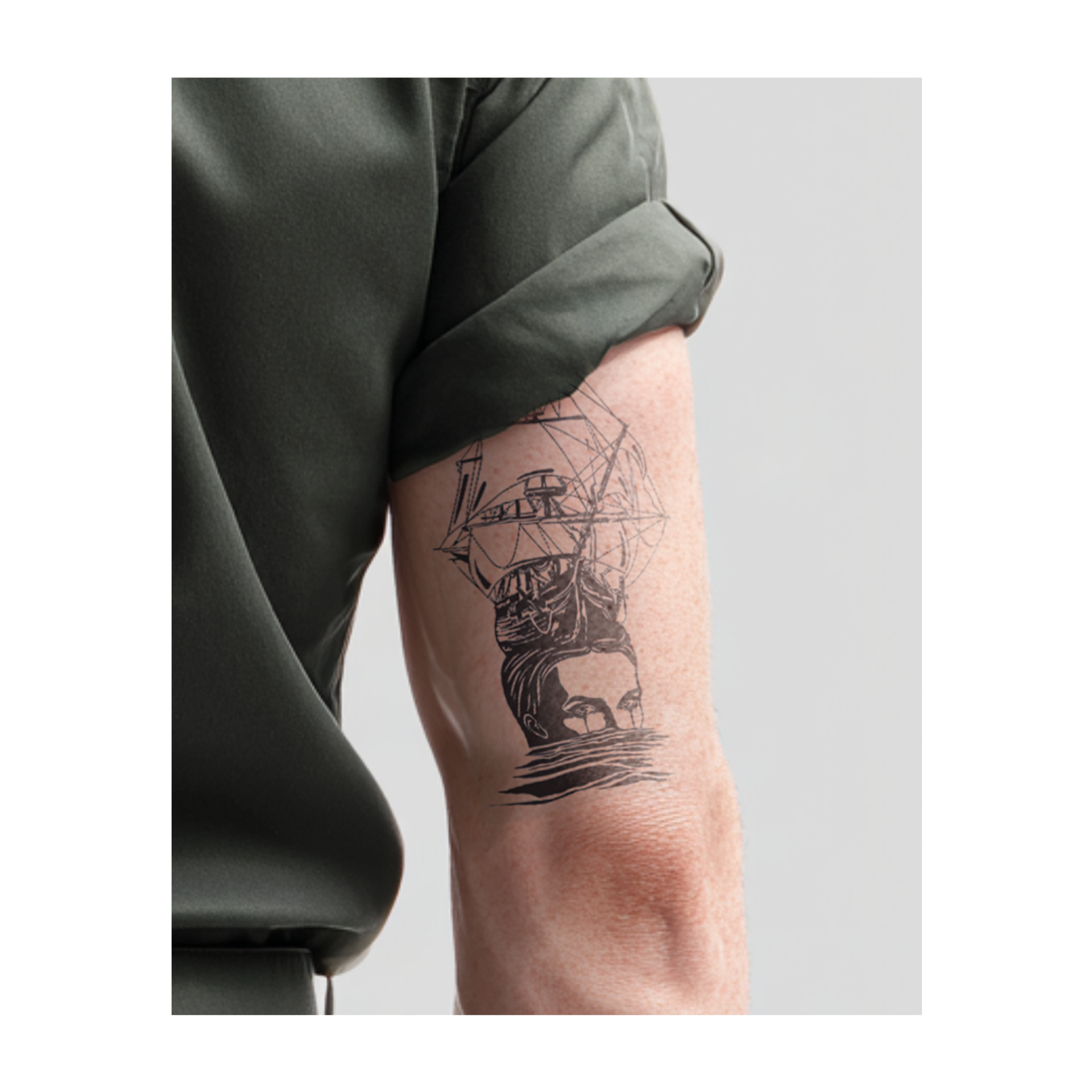 Una barca galleggia sulla testa di una persona, il cui sguardo è rivolto serenamente all'acqua. Questo tatuaggio dalla linea sottile rappresenta sogni, avventura e speranza, ricordandoti di andare avanti.