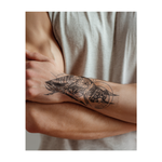 Un Anubi geometrico con linee pulite, cerchi e punti, in stile moderno. Questo tatuaggio rappresenta il dio egizio della protezione e dell'aldilà, ricordandoti di rimanere forte e saggio.