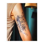 Una figura scheletrica con ali delicate, circondata da stelle e fiori. Questo design combina elementi di vita e morte, magia e trasformazione.