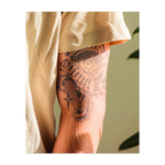 Un triste giullare di corte in un costume colorato, con catene intorno e stelle che lo circondano. Ha la testa china e tiene le mani giunte come se pregasse.