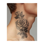 Una rosa dettagliata con foglie, boccioli e bacche, disegnata con uno stile a linee sottili. Questo tatuaggio simboleggia bellezza, crescita e amore, ricordandoti di rimanere gentile e forte ogni giorno.