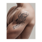 Un sole dal volto sereno e dai raggi fluenti, che racchiude un terzo occhio in linee sottili. Questo tatuaggio evoca luce, saggezza e pace, ricordandoti di rimanere luminoso e aperto ogni giorno.