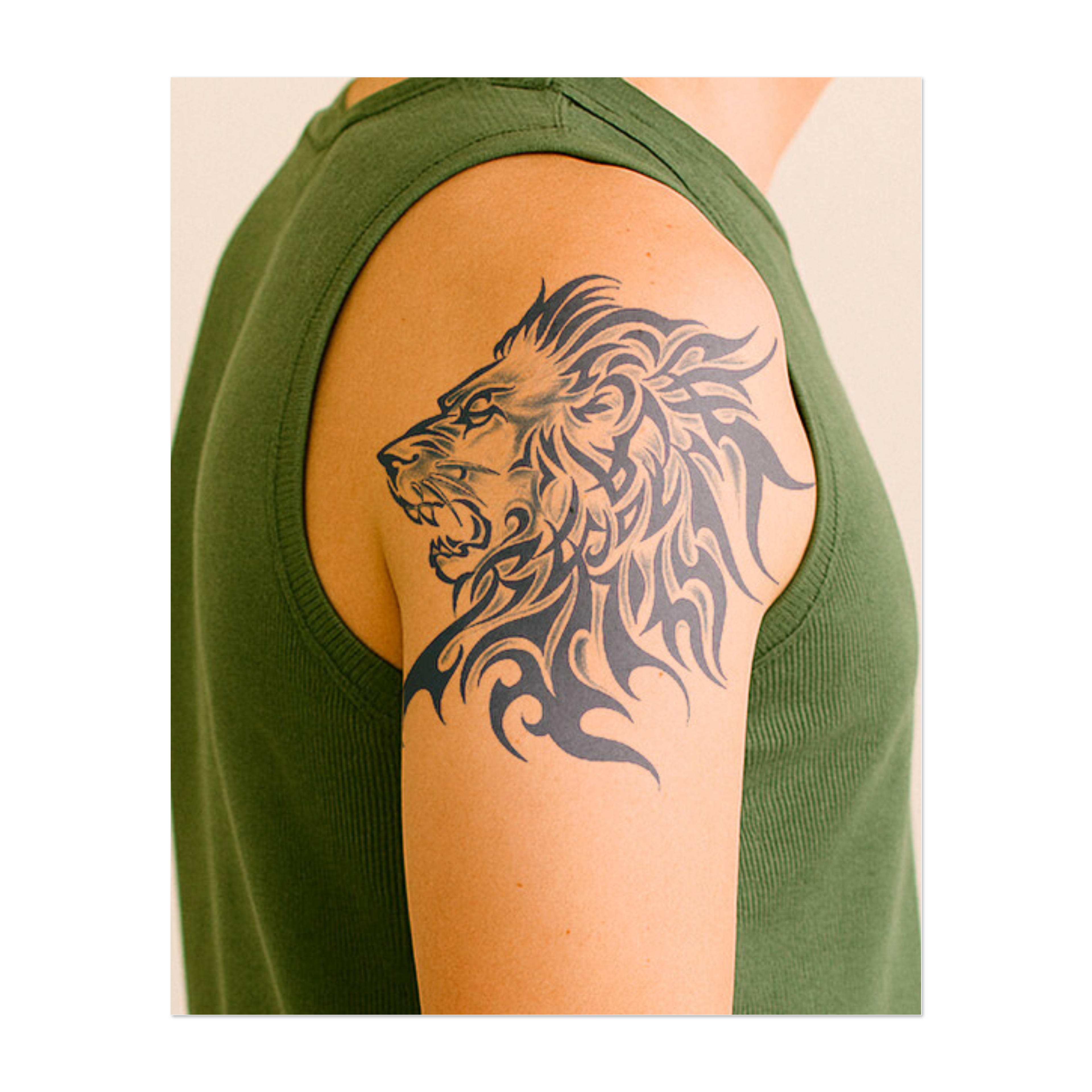 Una possente testa di leone con una criniera fluente, circondata da motivi tribali. Il leone appare temibile e fiero, simbolo di coraggio e forza. Il tatuaggio ha uno stile audace e dinamico, che mette in mostra la maestosità del re della giungla.